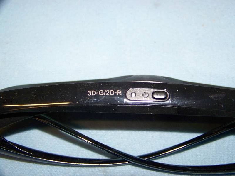 lot 40 image: (4 Pair) 3-D Glasses