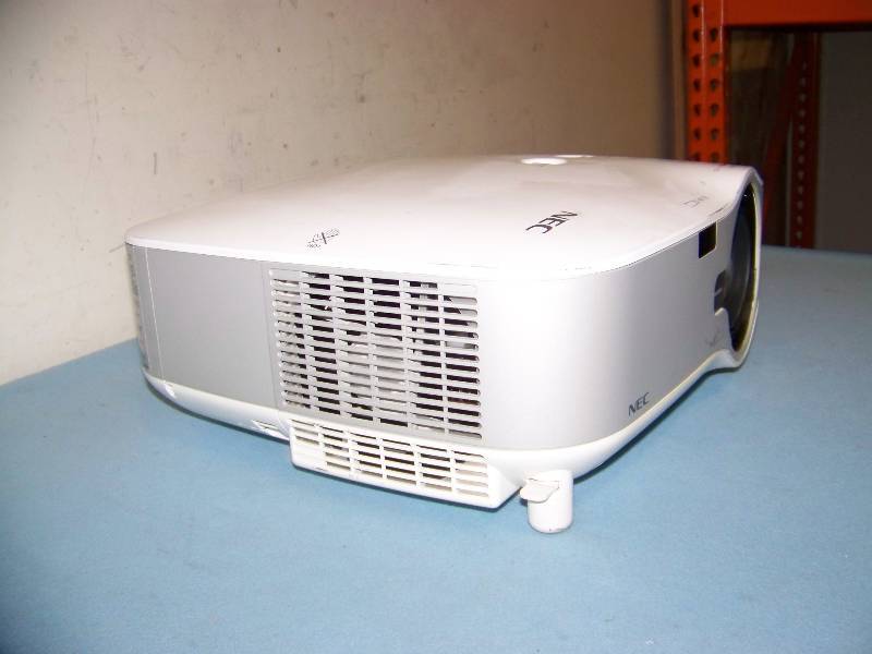 lot 17 image: NEC, NP3250W, LCD Projector