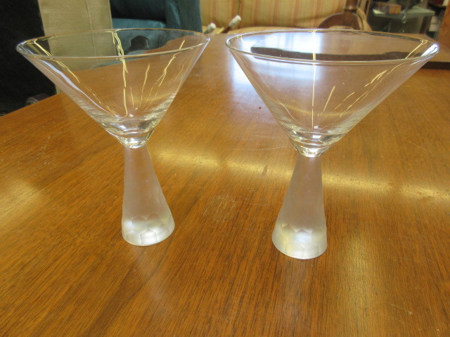 2 MARTINI GLASSES WITH FROSTED BASE
