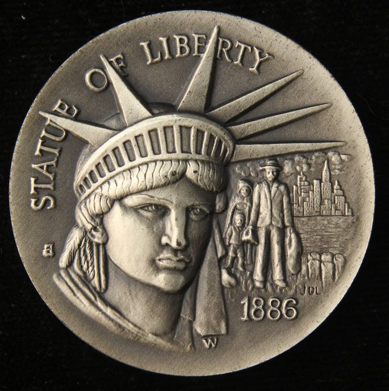 VINTAGE STATUE OF LIBERTY 1.11 TROY OZ. STERLING SILVER ART ROUND LONGINES SYMPHONETTE SOCIETY