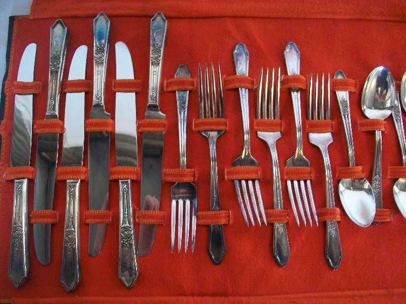 26 Piece Silverware Set