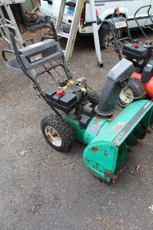 lot 8 image: Lesco LSB2600 Snowblower w Tecumseh Motor