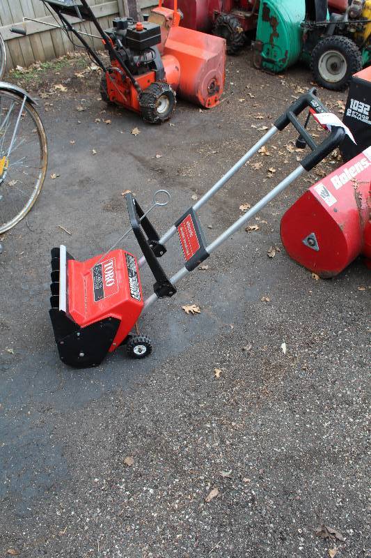 lot 11 image: Toro S120 Electric Snowblower