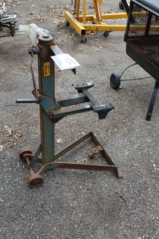 lot 213 image: 3000lbs. Engine Lift