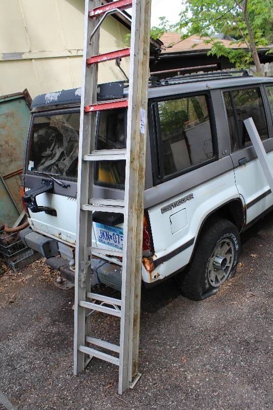 lot 212 image: 8ft. Aluminum Extension Ladder