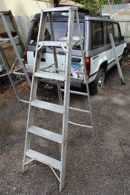 lot 210 image: 6ft. Aluminum Step Ladder