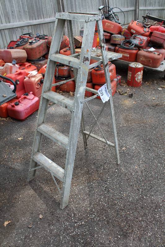 lot 209 image: 5ft. Aluminum Step Ladder