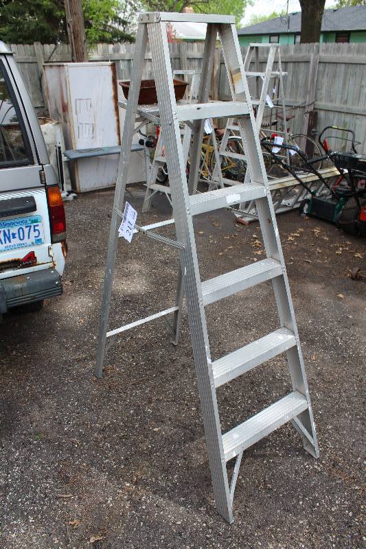 lot 211 image: 6ft. Aluminum Step Ladder