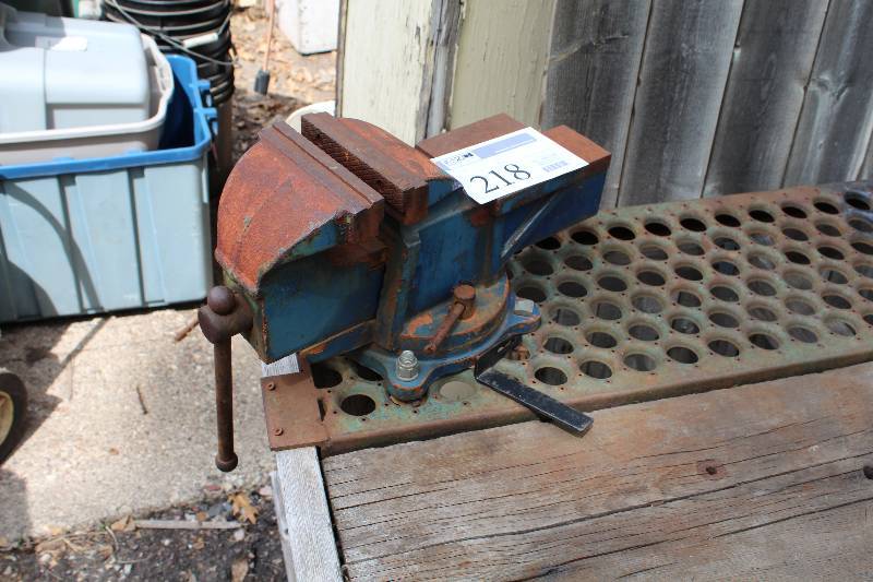 lot 218 image: Vise