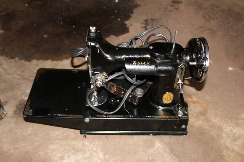 lot 42 image: Singer Featherweight 221 Portable Sewing Machine