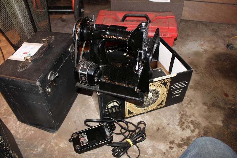 lot 41 image: Singer Featherweight 221 Portable Sewing Machine