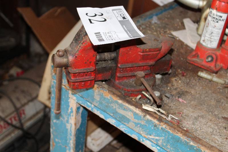 lot 32 image: Columbian 4 inch Bench Vise