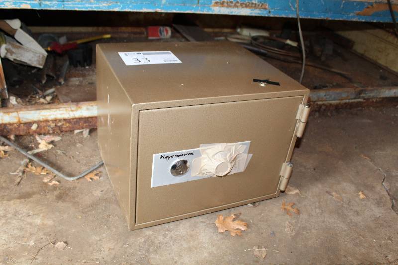 lot 33 image: Saga Saf-d-posit Safe w Key