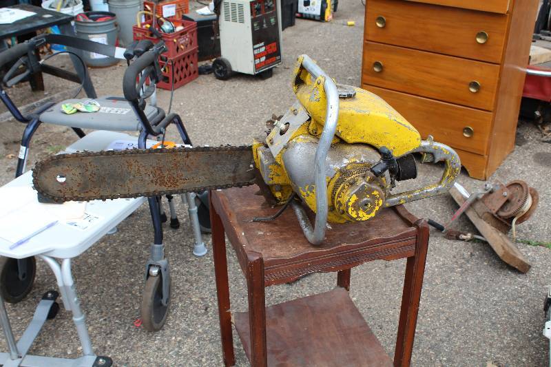 lot 237 image: 20in. Chain Saw
