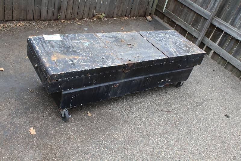 lot 232 image: Rolling Metal Cabinet