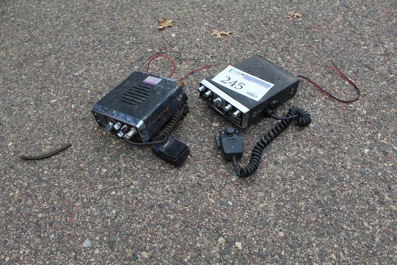 lot 245 image: Realistic 40-Channel CB Radio