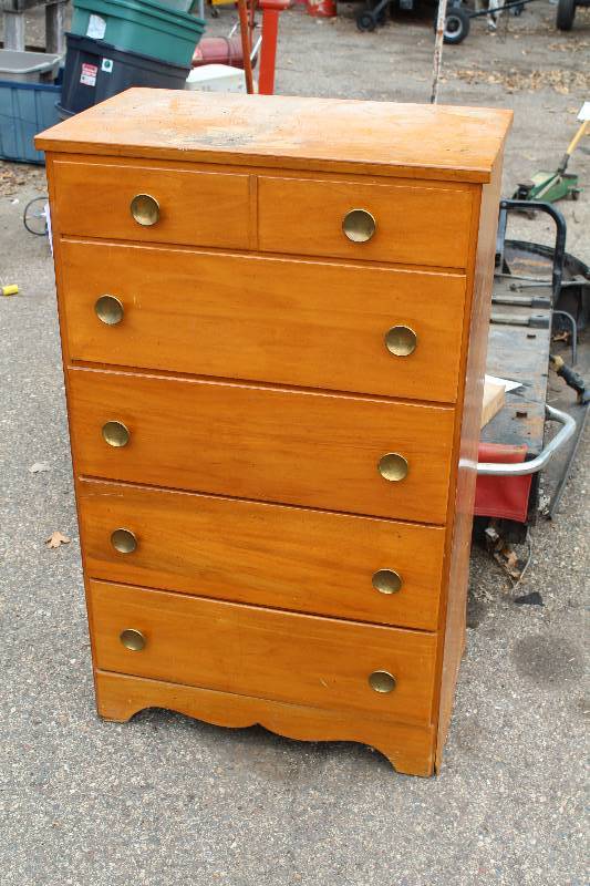 lot 164 image: 5-Drawer Wood Dresser