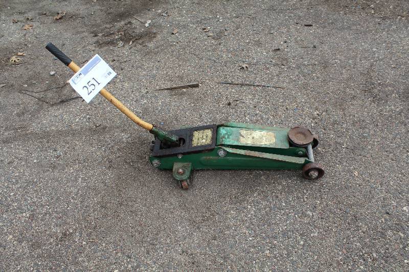 lot 251 image: 2-ton Hydraulic Floor Service Jack