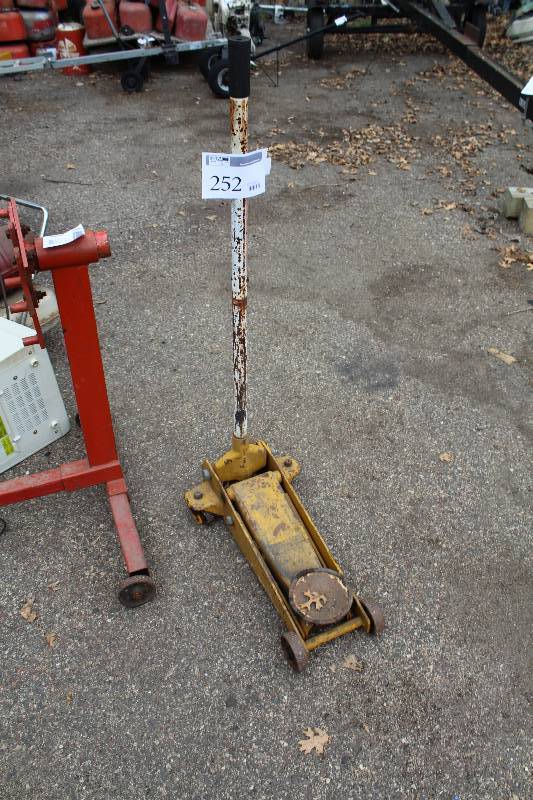 lot 252 image: Hydraulic Floor Jack