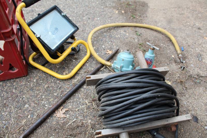 lot 157 image: Shop Lights, Sioux Power Series B Pump w Gauge, Pry Bar, Power Cord w Reel