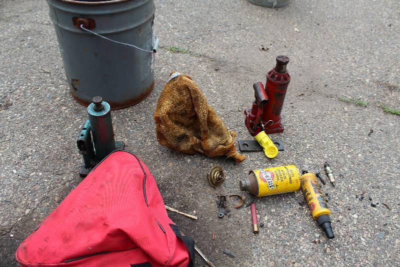lot 156 image: Bottle Jacks, Screwdrivers w Bag, And More