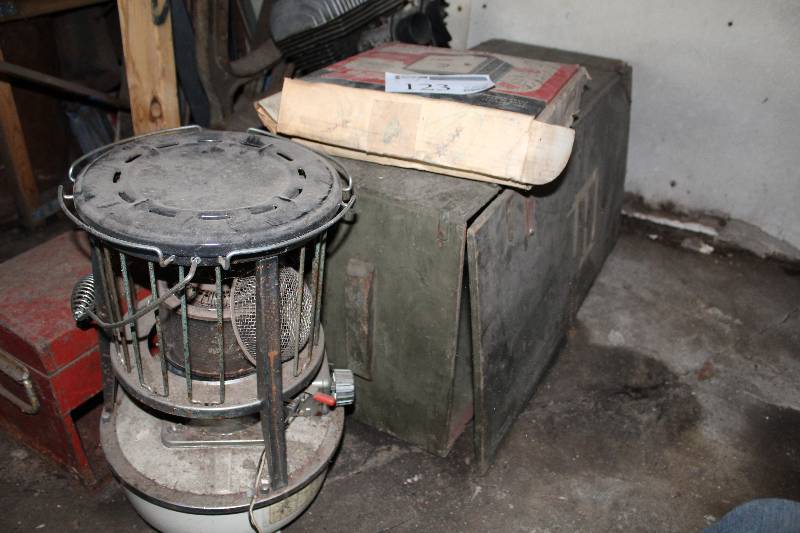 lot 123 image: Texan Camping Lantern, Coleman Camp Oven