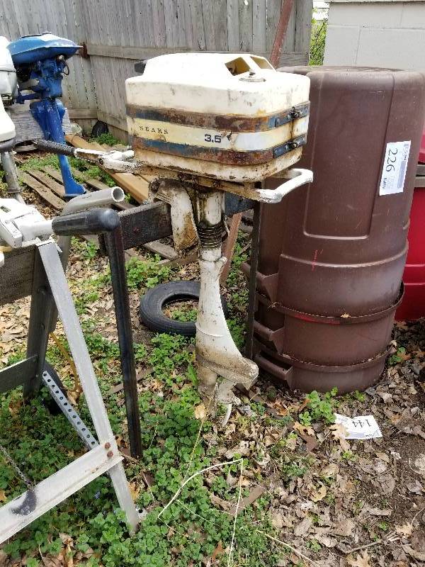 lot 33A image: Early 1960s Vintage Sears 3.5 hp Two Stroke Outboard Motor