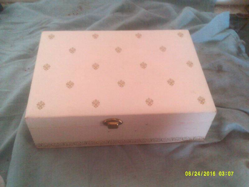VINTAGE JEWLERY BOX AND JEWLERY