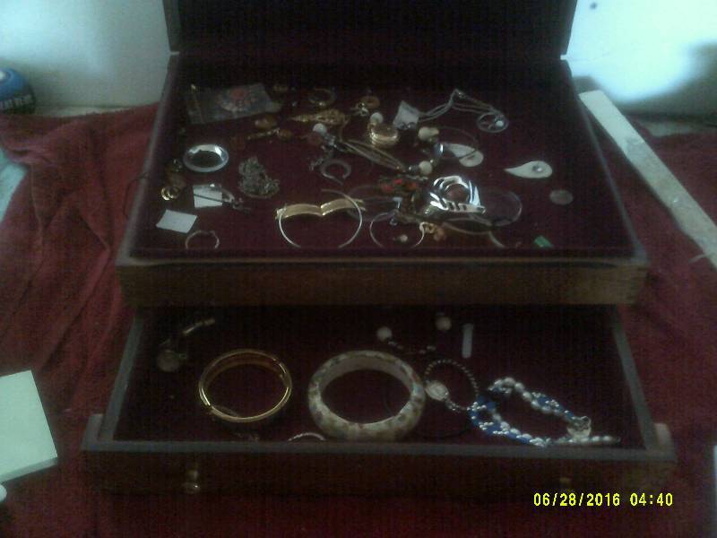 VINTAGE JEWLERY BOX AND JEWLERY