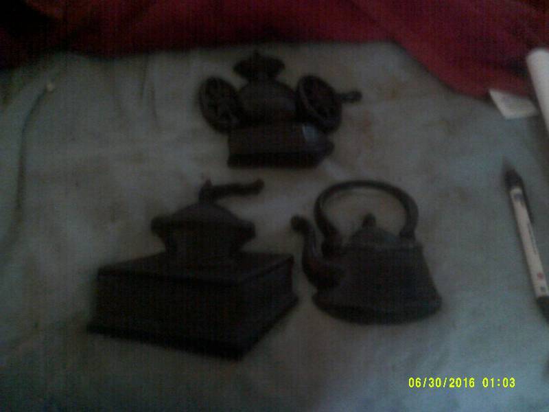 COLLECTIBLE WALL HANGINGS