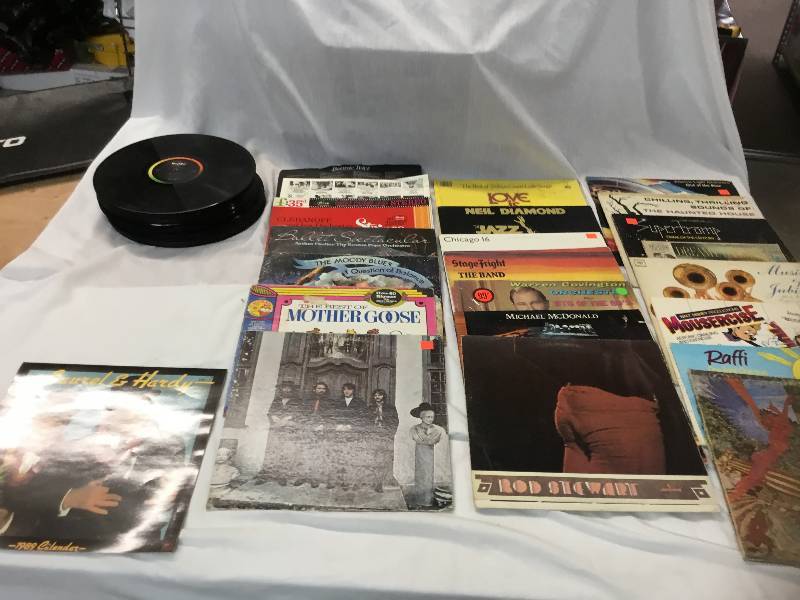 lot 112 image: 40 records LP 33 13 20 empty albumsleeve 1989 calendar Laurel and Hardy