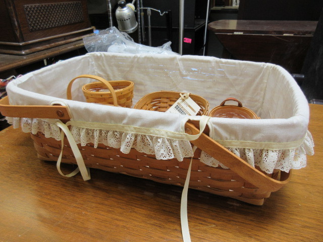 lot 906 image: NATURAL COLORED BASKETS