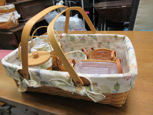 lot 907 image: NATURAL COLORED BASKETS