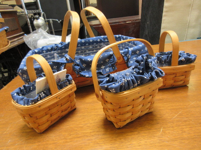 lot 910 image: NATURAL COLORED BASKETS