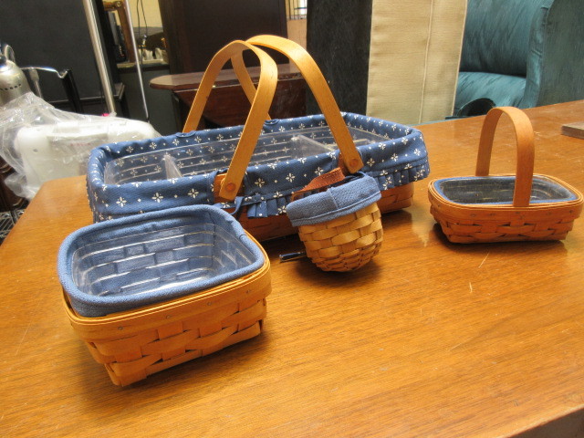 lot 911 image: NATURAL COLORED BASKETS