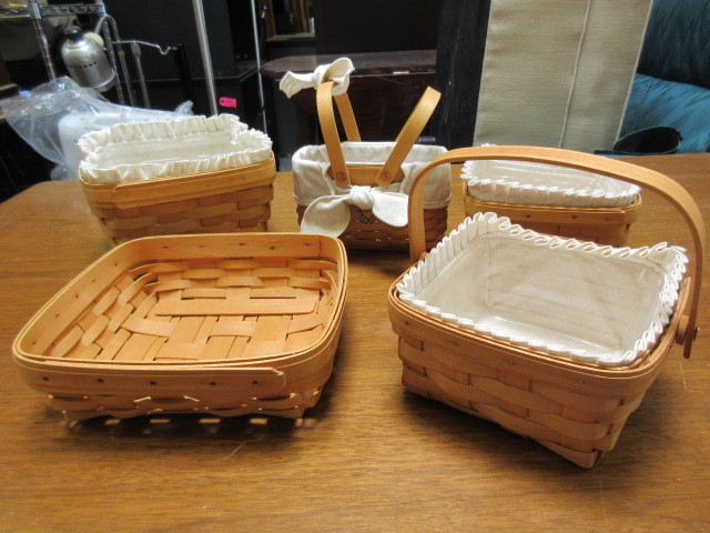lot 913 image: NATURAL COLORED BASKETS