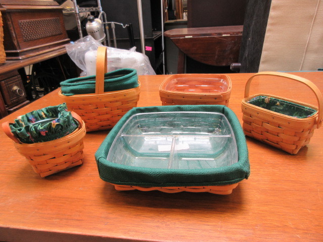 lot 914 image: NATURAL COLORED BASKETS