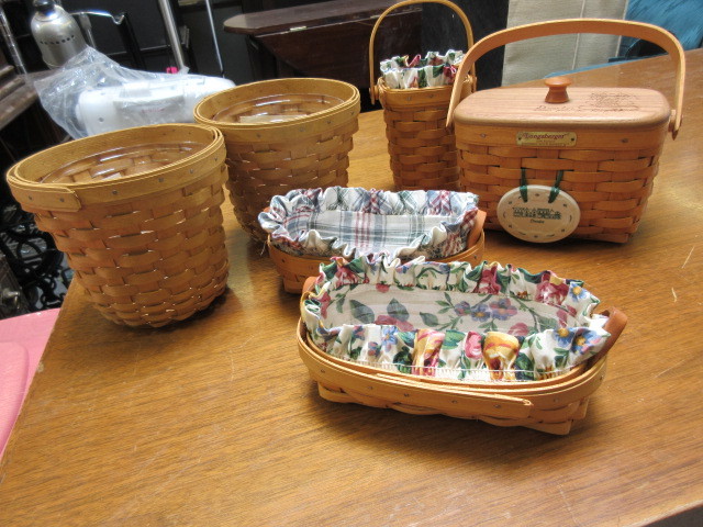 lot 915 image: NATURAL COLORED BASKETS
