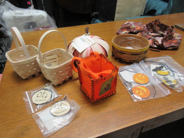 lot 916 image: HALLOWEEN BASKETS