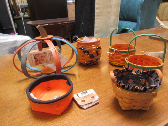 lot 917 image: HALLOWEEN BASKETS