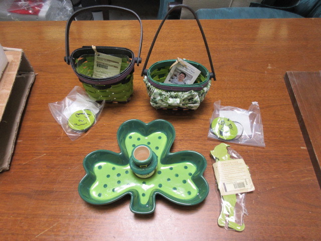 lot 923 image: ST. PATRICKS DAY BASKETS AND CANDLE HOLDER