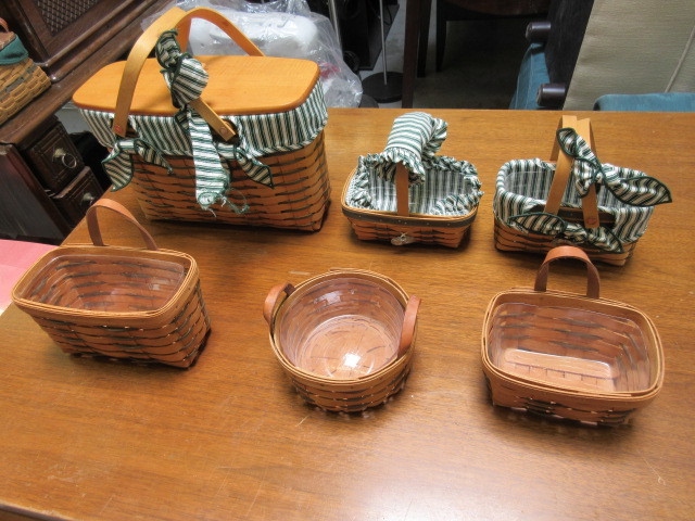 lot 926 image: NATURAL AND GREEN COLORED BASKETS