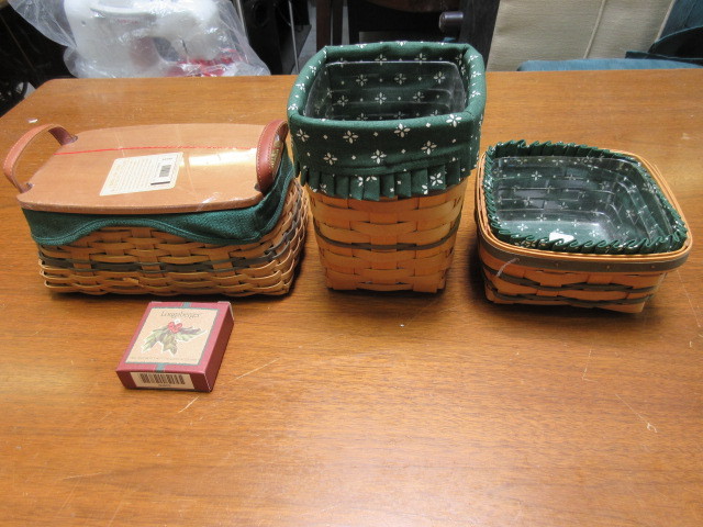 lot 927 image: NATURAL AND GREEN COLORED BASKETS