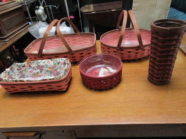lot 932 image: PINK AND NATURAL COLORED BASKETS
