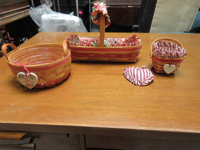 lot 933 image: RED AND NATURAL COLORED BASKETS