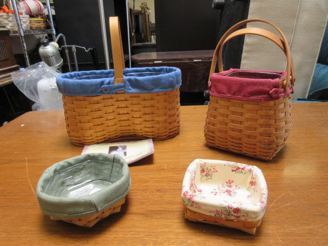 lot 934 image: NATURAL COLORED BASKETS