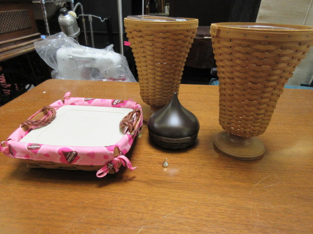 lot 938 image: HERSHEYS KISS BASKETS AND VASES