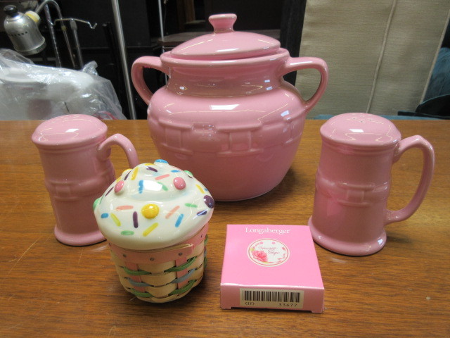 lot 939 image: CERAMIC COOKIE JAR, SALT AND PEPPER SHAKERS AND CUPCAKE BASKET