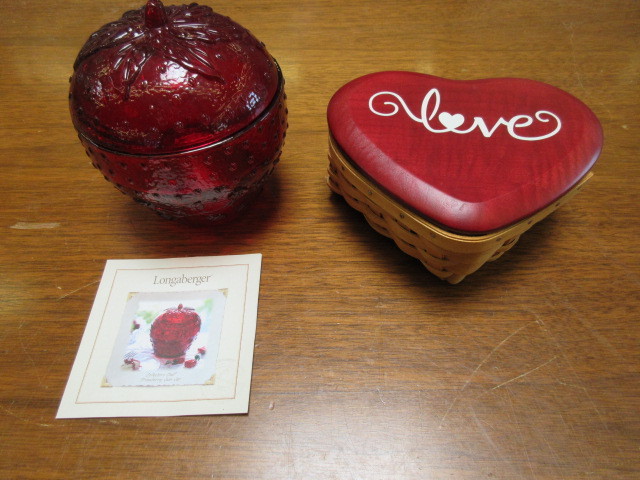 lot 940 image: GLASS JAR AND CANDY BASKET