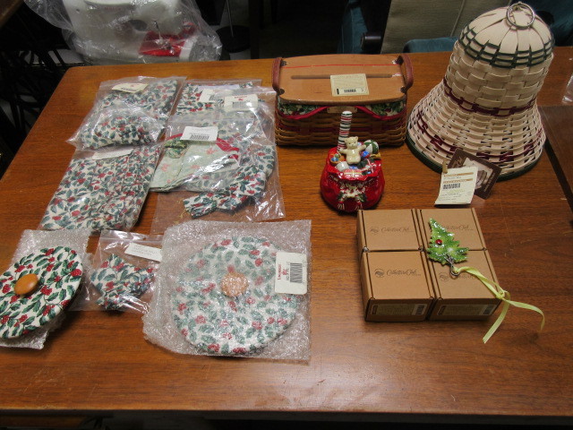 lot 942 image: CHRISTMAS BASKETS, POTTERY AND LINERS